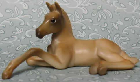 Breyer #410512 SR Stablemates Parade of Breeds VI Chestnut Lying Down Foal Trakehner Horse SR JCP Penneys
