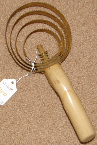 Decker Round Metal Curry Comb Shedding Blade