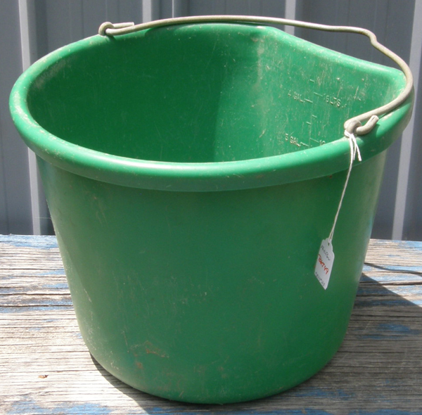 Fortiflex 5 Gallon Bucket 20 Quart Flat Back Bucket Water Bucket Feed Bucket