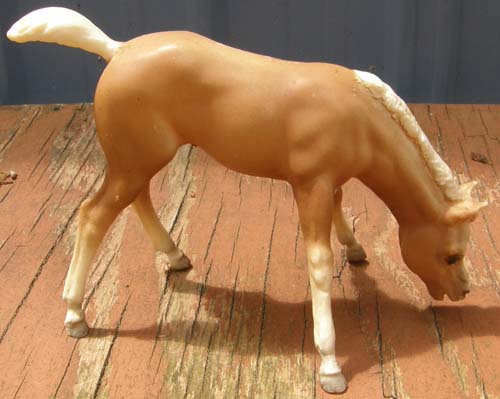 #153 Palomino Grazing Foal Buttons & Bows