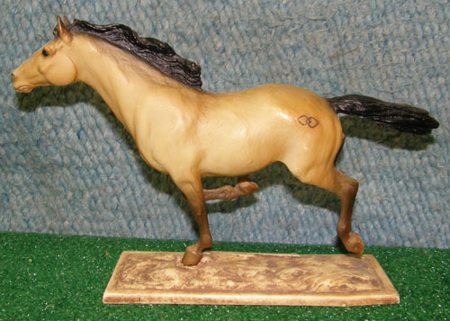 Breyer #625 Hobo Mustang of Lazy Heart Ranch Marguerite Henry Mustang Wild Spirit of The West Classic Buckskin on Base