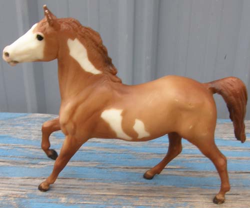 Breyer #637 Chestnut Pinto Black Beauty Classic Horse & Jump Set