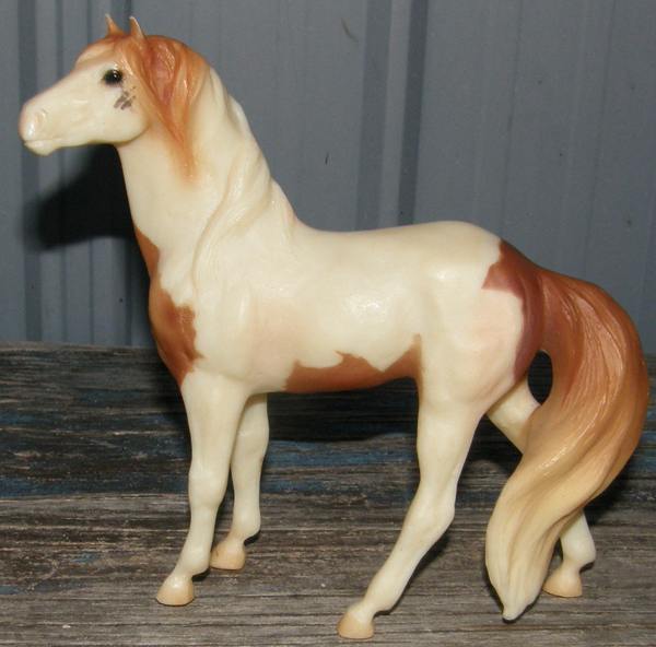 Breyer #750202 Sacred Medicine Hat Stallion Chestnut Pinto Mesteno Mustang SR 2002 Walmart Set Sacred Medicine Hat Stallion & Grey Wolf