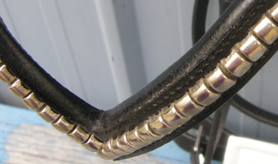 White Padded Leather Black English Headstall Round Raised Jawband Noseband Flash Attachment Snaffle Bridle Dressage Bridle with Metal Link Browband Bling Browband Horse